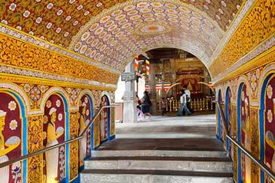 Kandy Lake | walklankatours.com