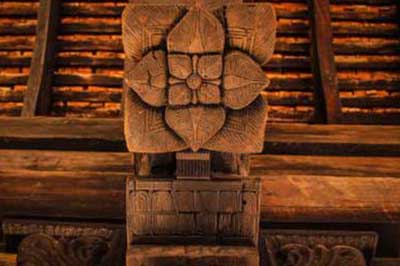 Wooden Pillars Ambekke Devalaya | walklankatours.com