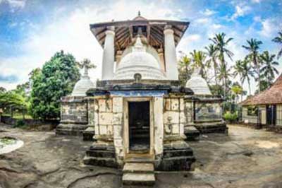 Gadaladeniya Rajamaha Viharaya | walklankatours.com