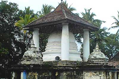Temple Gadaladeniya | walklankatours.com